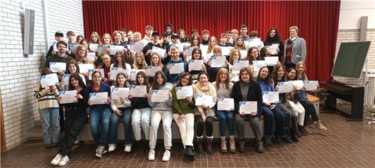 Am Ende der Woche erhalten die Schüler und Lehrkräfte Zertifikate. Foto: Jenzora