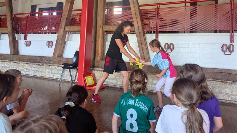 Am Ende des Workshops schlagen die Kinder ein Brechbrett durch.