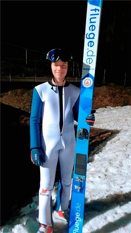 Am Ende einer Saison mit Höhen und Tiefen kann Nando Riemann doch noch strahlen: Bei den deutschen Jugendmeisterschaften in Oberwiesenthal holt er die Silbermedaille. Foto: Privat