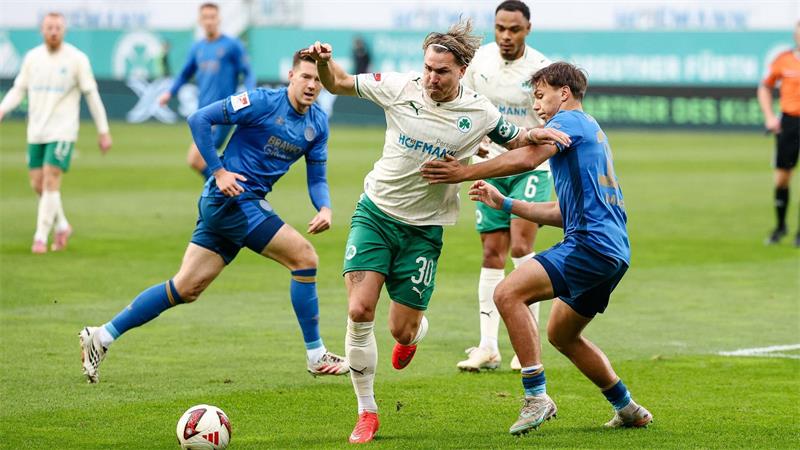 Fürth schlägt Braunschweig dank Klaus-Doppelpack Am Ende eines eher mittelmäßigen Zweitliga-Spiels jubelt Fürth gegen Braunschweig.