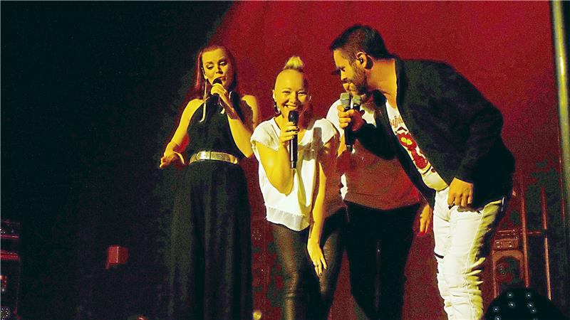 Am Ende ihrer Geburtstagstour gibt’s ein Wohnzimmerkonzert mit dem Ensemble zu gewinnen. „Eigentlich ist das hier schon ein Wohnzimmerkonzert“, kommentierte Patrick Oliver (rechts). Foto: Zietz