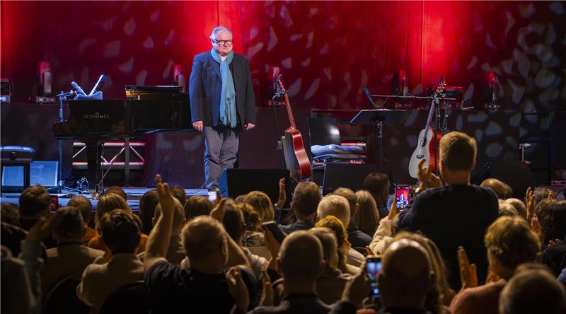 Heinz Rudolf Kunze präsentiert in Goslar ein intensives Solo Heinz Rudolf Kunze steht auf der Bühne, während ihm das Publikum applaudiert.