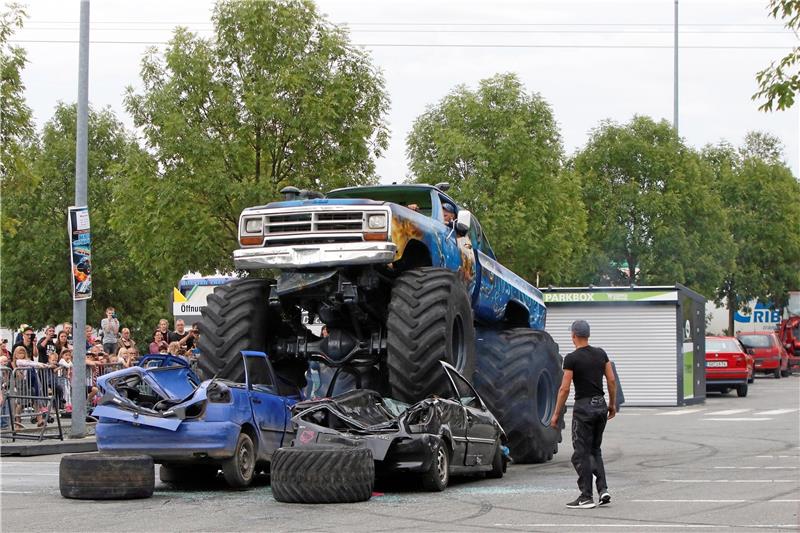 Spektakuläre Szenen für die Fans der Monstertruckshow Am Ende machen die „Monstertrucks“ alles platt – ein Schauspiel, das zahlreiche Familien auf den Supermarktparkplatz gelockt hatte.