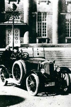 Warum die geplante Straßenbahn nie gebaut wurde Am Ende siegt das Auto über die Straßenbahn-Pläne in den Zwanziger Jahren in Goslar. Unser Foto zeigt Anna und Friedrich Uekermann in dem Auto, in dem sie 1928 verunglückten. Uekermann war Unternehmer und vielfältig in Goslar engagiert – ob im Verein für Fremdenverkehr, im Kaufmannsverein, bei den Schützen, der Feuerwehr oder im Männergesangverein. Das Geschäft der Uekermanns war damals in der Rosentorstraße/Ecke Wohldenberger Straße.
