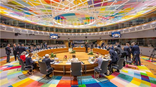 Am Ende steht ein Kompromiss: Bis tief in die Nacht wurde beim EU-Gipfel über die Finanzierung der Ukraine verhandelt.