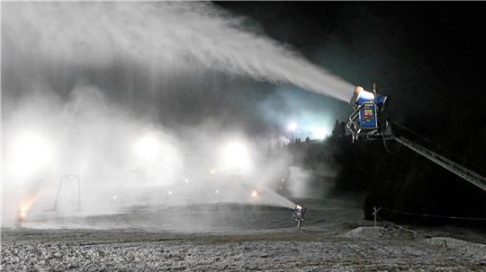 Schneelanzen und Schneekanonen beschneien die Skipisten am Wurmberg. 