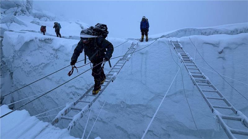 US-Läufer erklimmt Everest in unter zehn Stunden Am Evererst ist der Aufstieg mit Fixseilen und Leitern vorbereitet. (Symbolbild)