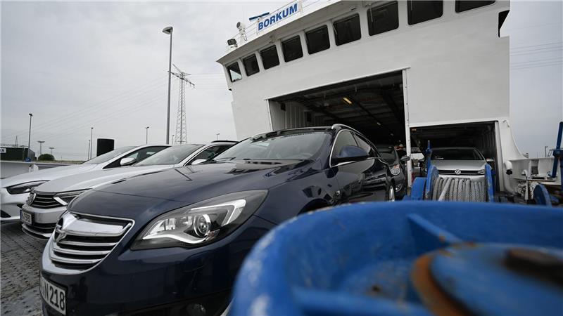 Am Fähranleger nach Borkum ist ein 59-Jähriger mit seinem Auto ins Hafenbecken gefahren. (Symbolbild)
