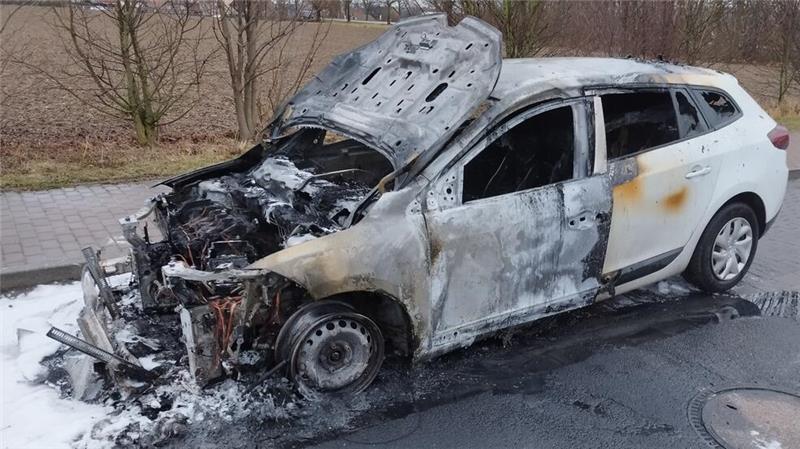 Auto geht auf Fahrt zum Supermarkt plötzlich in Flammen auf Am Fahrzeug entsteht durch den Brand wirtschaftlicher Totalschaden.