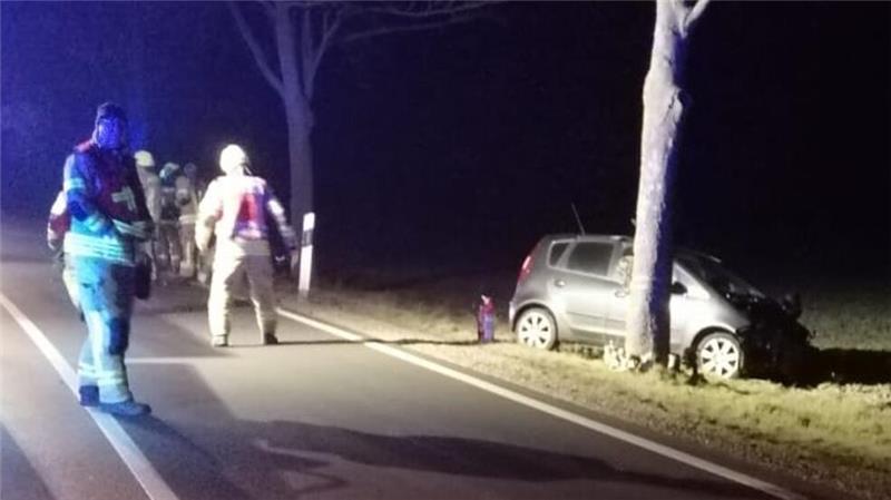 Am Feldrand kommt der Unfallwagen zum Stehen.