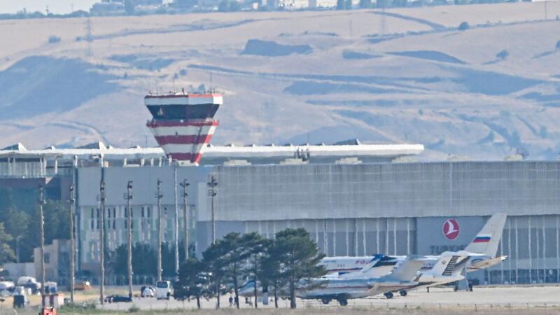 Am Flughafen Ankara soll der Gefangenaustausch stattgefunden haben. Nach Angaben des türkischen Geheimdienstes MIT wurden die Betroffenen mit sieben Maschinen aus verschiedenen Ländern eingeflogen.