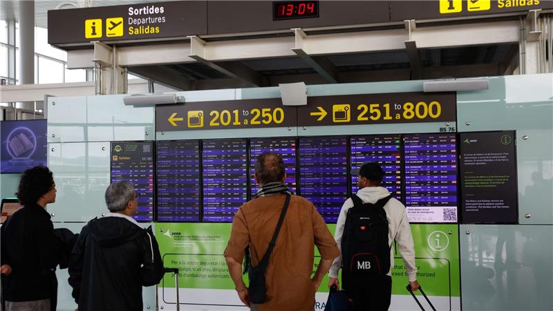 Bund lehnt Länder-Vorstoß für Boarding-Ausweiskontrolle ab Am Flughafen Barcelona werden die Namen auf Ausweisen und Bordkarten am Gate angeschaut. (Symbolbild)