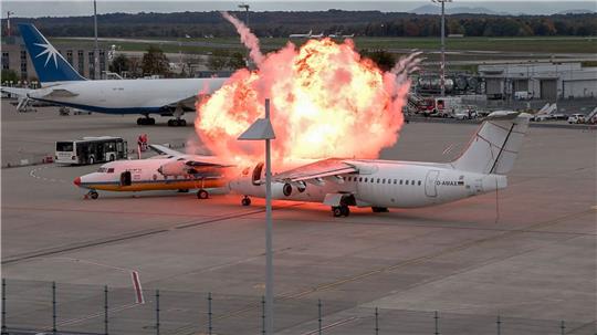 Am Flughafen Köln/Bonn haben Einsatzkräfte für den Notfall geübt.