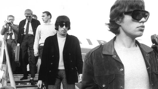Am Flughafen Tegel verlassen Mick Jagger und Bill Wyman das Flugzeug. (Archivbild)