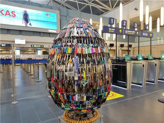 Am Flughafen Vilnius kann man ein ganz besonderes Osterei bestaunen.