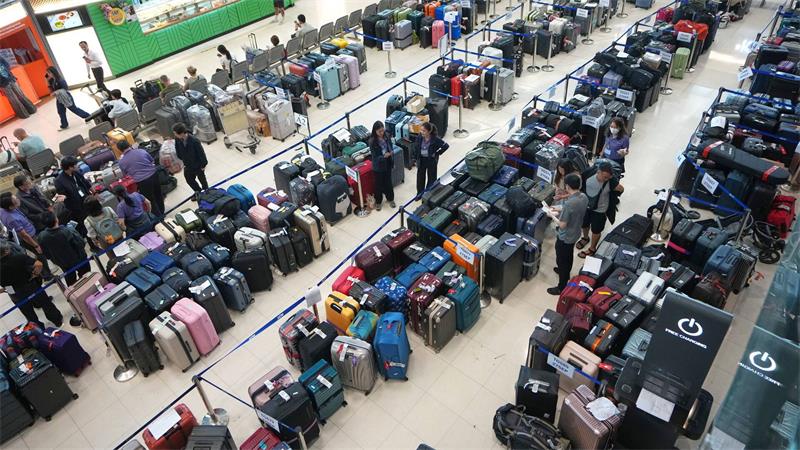Hochwasser in Bangkok beeinträchtigt Luftverkehr Am Flughafen herrscht Chaos bei der Gepäckabfertigung.