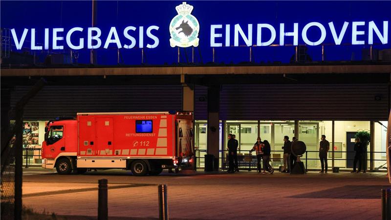 Deutsche „Hondius“-Passagiere auf dem Weg nach Frankfurt Am Flughafen in Eindhoven warteten bereits Rettungswagen auf die deutschen Passagiere.