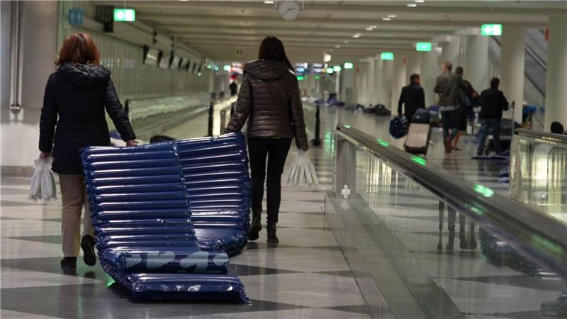 Am Flughafen wurden Luftmatratzen verteilt.