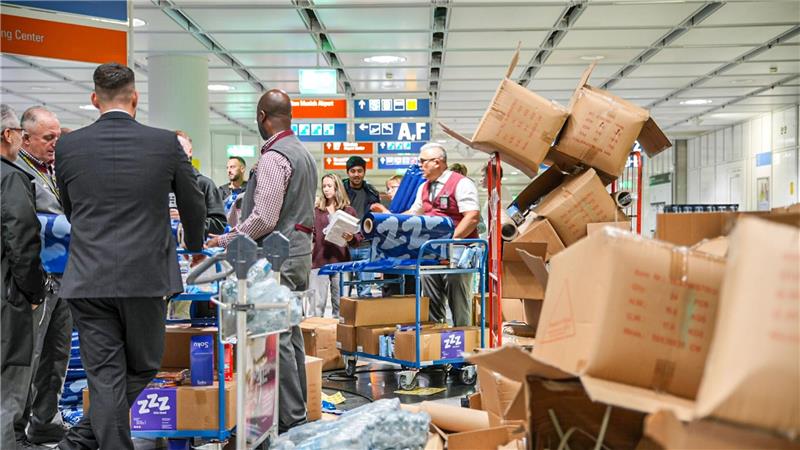 Am Flughafen wurden Snacks und Getränke an die Gestrandeten verteilt.