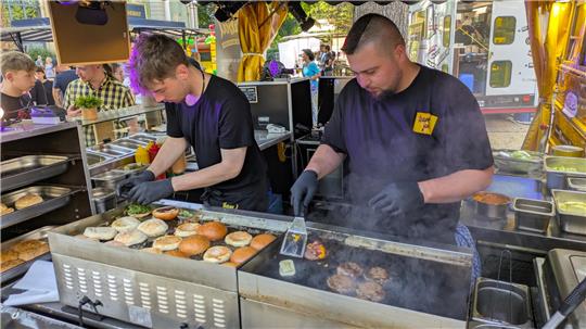 Am Foodtruck „Hannibal“ von Jacks Tasty Foodtrucks gibt es unter anderem Bison-, Krokodil, Lama- und Straußen-Burger.