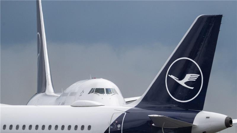Frankfurter Flughafen rät zu frühzeitiger Anreise Am Frankfurter Flughafen müssen sich Reisende gedulden.
