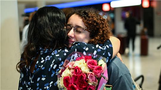 Am Frankfurter Flughafen schlossen viele Angehörige ihre Liebsten in die Arme.
