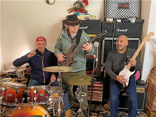 Am Freitag, 10. November, werden Uwe Schmidt, Helmut Spintig und Patrick Woelfle (v.l.) wieder als Band im Jugendtreff zu hören sein und damit 50 Jahre nach ihrem ersten gemeinsamen Auftritt an die Jimi-Hendrix-Session von einst erinnern. Foto: Nachtweyh
