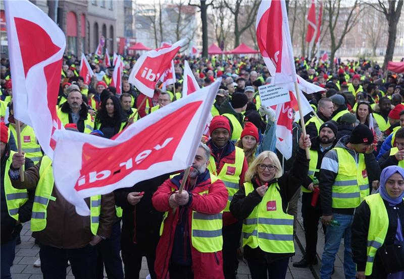 Verdi und Fridays for Future streiten für besseren ÖPNV Am Freitag findet ein bundesweiter ÖPNV-Warnstreik von Verdi in Kooperation mit Fridays for Future unter der Motto #Wirfahrenzusammen statt.