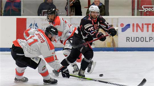 Am Freitag gibt es ein Wiedersehen: Falken-Verteidiger Patrik Franz (r.) und Markus Lepistö von den Crocodiles Hamburg eröffnen im Braunlager Wurmbergstadion die Finalspiele der Eishockey-Regionalliga Nord. Foto: