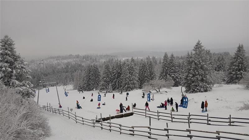Viele Lifte nehmen Betrieb auf – Skilanglauf mit Einschränkungen Am Freitag herrscht Betrieb auf dem Rodelhang in Torfhaus.