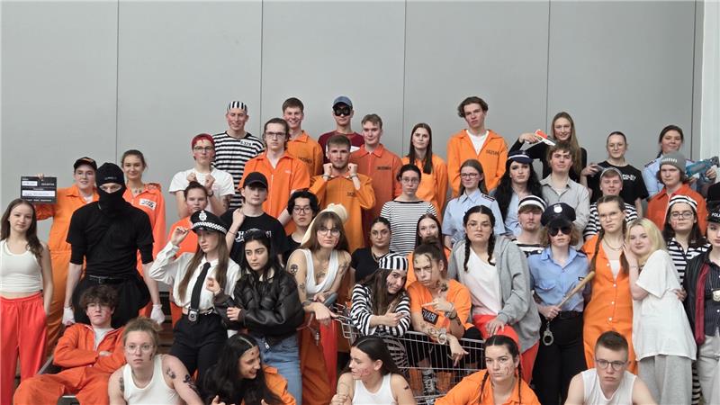 Am Freitag kleiden sich die Abiturienten passend zu ihrem Motto "JVAbi".