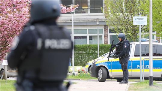 Am Freitag sicherten bewaffnete Polizisten die Klinik in Pinneberg während der Durchsuchung. (Archivbild)