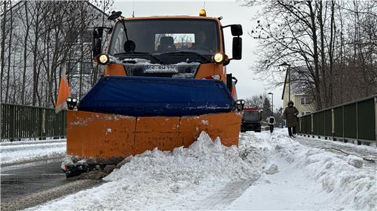 Am Freitag sind die Schneepflüge im Dauereinsatz. 