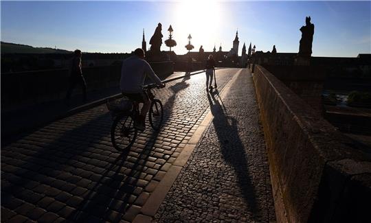 Am Freitag sind verbreitet schon Höchsttemperaturen von 17 bis 22 Grad zu erwarten, nur an der See bleibt es kühler. Das Wochenende dürfte mit Werten zwischen 19 und 25 Grad noch wärmer werden.