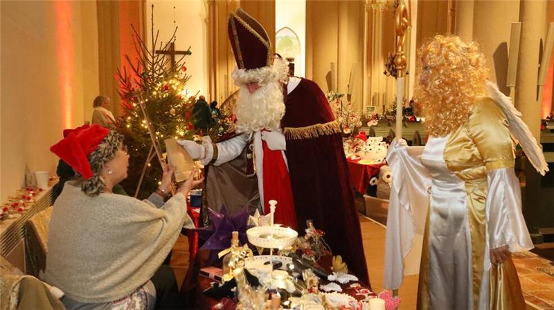 Am Freitag stattet der Bischof von Myra dem "Oberharzer Adventszauber" einen Besuch ab, begleitet von einem Engel.