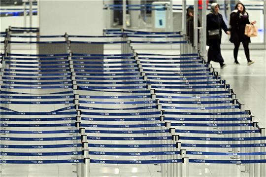 Am Freitag waren an den beiden größten Airports in NRW, Köln und Düsseldorf, insgesamt Hunderte Flüge ausgefallen.