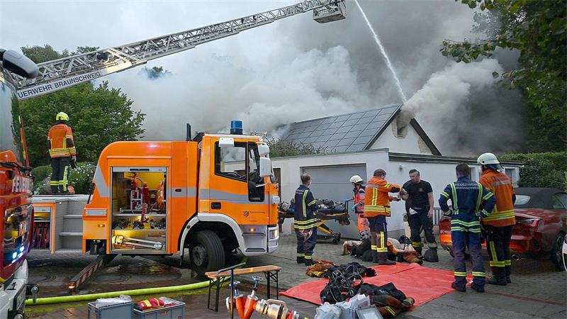 Am Freitag wurde die Bewohnerin eines brennenden Hauses in Braunschweig für lange Zeit vermisst und am Abend tot geborgen. 