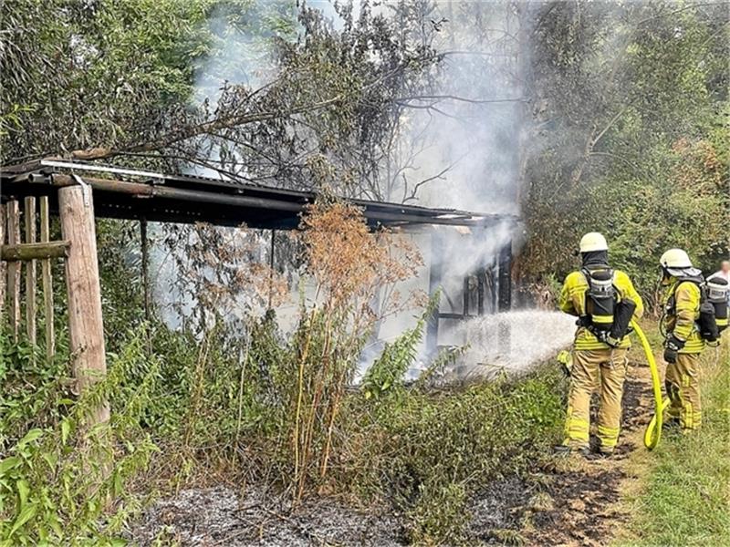 Unterstand und Waldboden In Bad Harzburg in Flammen Am Freitagabend brennt es im Wald oberhalb von Göttingerode (Bild li.), am Samstag an den Kiesteichen. Fotos: Feuerwehr