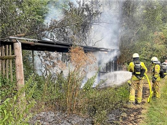 Am Freitagabend brennt es im Wald oberhalb von Göttingerode (Bild li.), am Samstag an den Kiesteichen.  Fotos: Feuerwehr