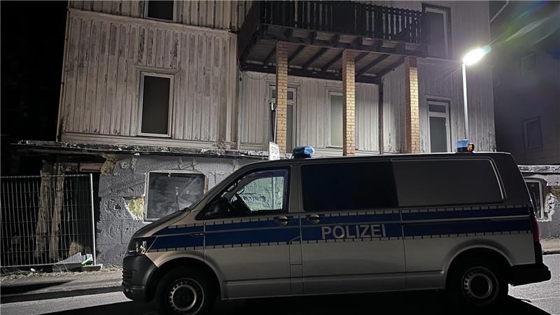 Am Freitagabend meldet die Polizei „Bewegungen am Objekt“ in der Herzog-Julius-Straße. Die Männer flüchten, daraufhin wird die Stadt regelrecht abgeriegelt. Am späten Abend werden die Verdächtigen dann gefunden und festgenommen.