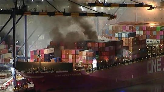 Am Freitagabend war das Feuer auf dem im Hafen von LA angedockten Schiff ausgebrochen, auch Container mit Gefahrstoffen brennen. 