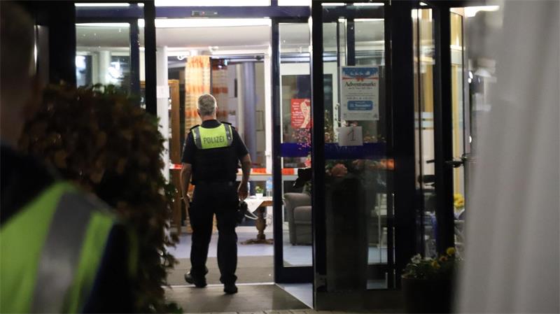 Messerattacke in Seniorenheim: Haftbefehl erlassen Am Freitagabend war die Polizei mit einem Großaufgebot im Einsatz.