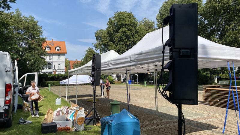 Französischer Markt im Harzburger Badepark öffnet mit Verspätung Am Freitagmittag haben die Händler aus dem Elsass mit dem Aufbau des Französischen Marktes im Badepark begonnen.