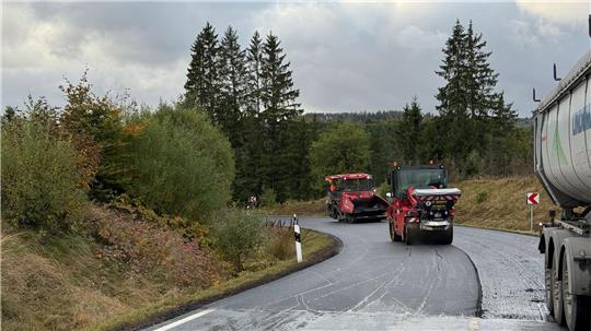 Am Freitagmorgen haben die Mitarbeiter der Baufirma die Deckschicht auf die Fahrbahn der B27 aufgetragen.