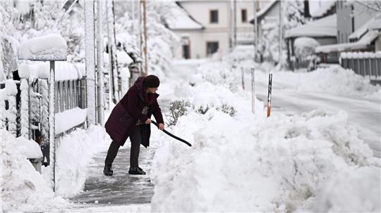 Am Freitagmorgen war rund um Wien Schneeschippen angesagt.