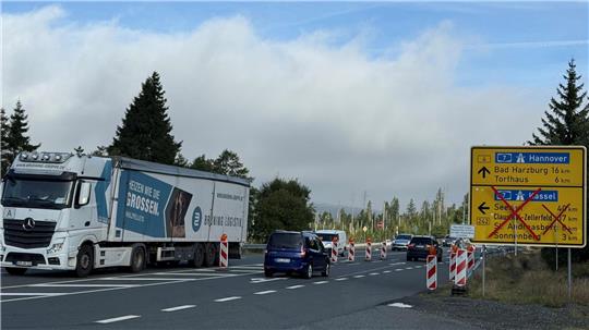 Am Freitagvormittag kann noch nicht von der B4 auf die B242 abgebogen werden.