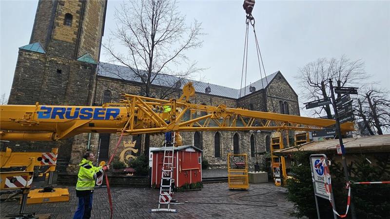 Sperrung aufgehoben: Weihnachtsmarkt wieder komplett geöffnet Am Freitagvormittag sind Spezialkräne an der Marktkirche eingetroffen.