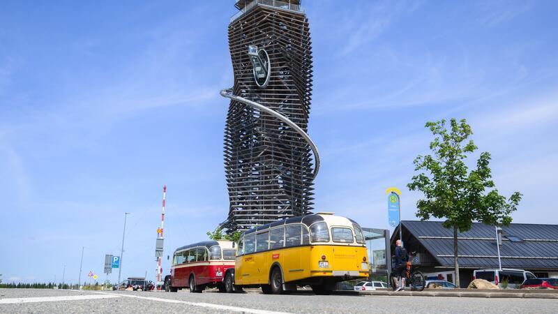 Am Fuß des Turms befindet sich ein Restaurant.