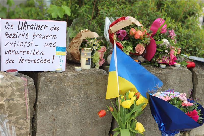Ukrainer getötet - Generalstaatsanwaltschaft ermittelt Am Gelände eines Einkaufszentrums, an dem zwei Männer aus der Ukraine getötet worden sind, wurden Blumen niedergelegt sowie eine kleine ukrainische Flagge aufgestellt.