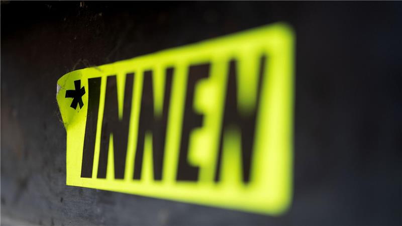 Auf einem schwarzen Hintergrund steht ein Gendersternchen und der Zusatz "INNEN".